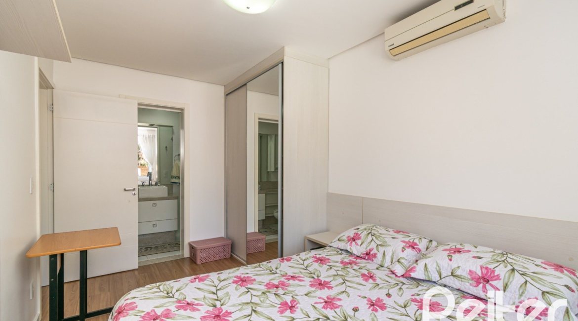 Casa à venda com 268m², 3 dormitórios, 3 suítes, 2 vagas, no bairro Vila Assunção em Porto Alegre