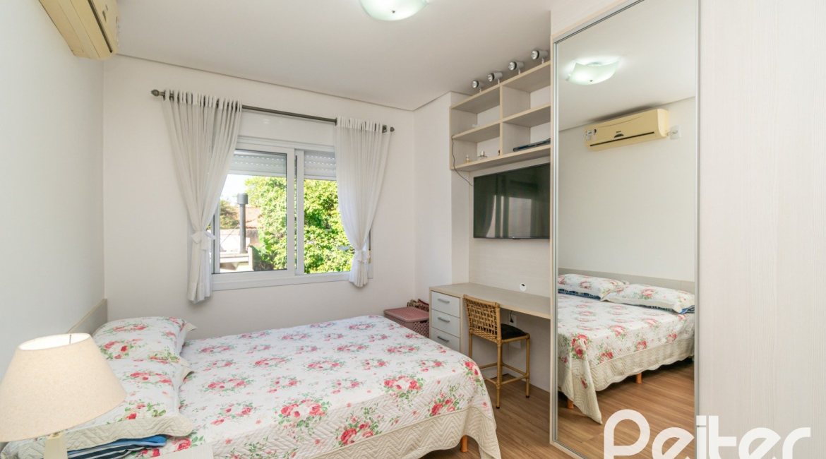 Casa à venda com 268m², 3 dormitórios, 3 suítes, 2 vagas, no bairro Vila Assunção em Porto Alegre