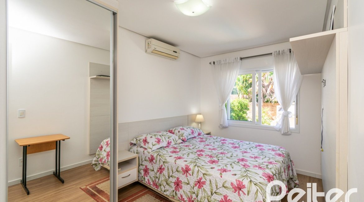 Casa à venda com 268m², 3 dormitórios, 3 suítes, 2 vagas, no bairro Vila Assunção em Porto Alegre