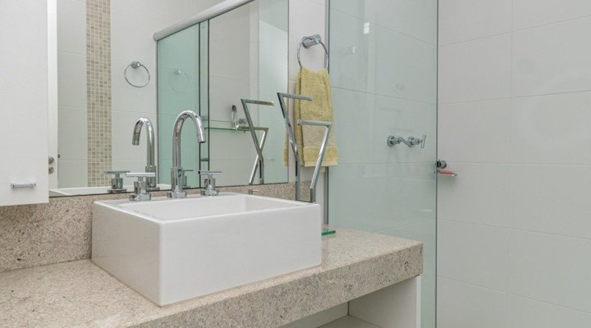 Casa à venda com 268m², 3 dormitórios, 3 suítes, 2 vagas, no bairro Vila Assunção em Porto Alegre