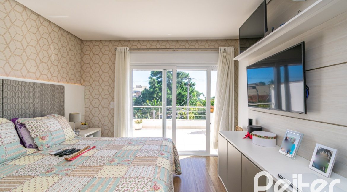 Casa à venda com 268m², 3 dormitórios, 3 suítes, 2 vagas, no bairro Vila Assunção em Porto Alegre