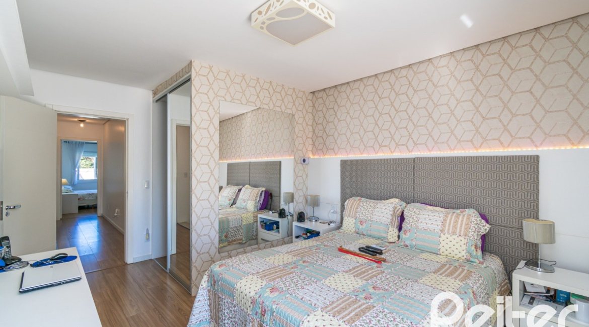 Casa à venda com 268m², 3 dormitórios, 3 suítes, 2 vagas, no bairro Vila Assunção em Porto Alegre