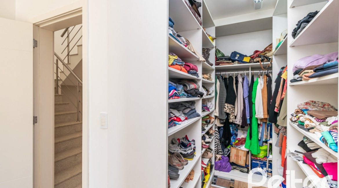 Casa à venda com 268m², 3 dormitórios, 3 suítes, 2 vagas, no bairro Vila Assunção em Porto Alegre