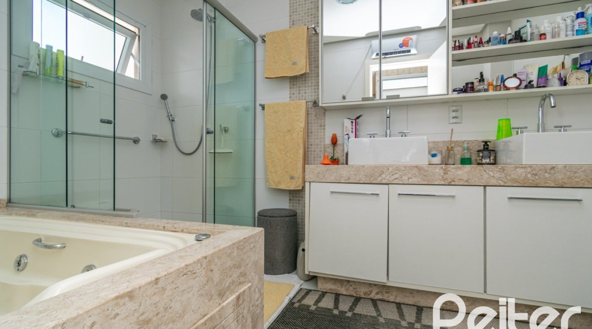 Casa à venda com 268m², 3 dormitórios, 3 suítes, 2 vagas, no bairro Vila Assunção em Porto Alegre