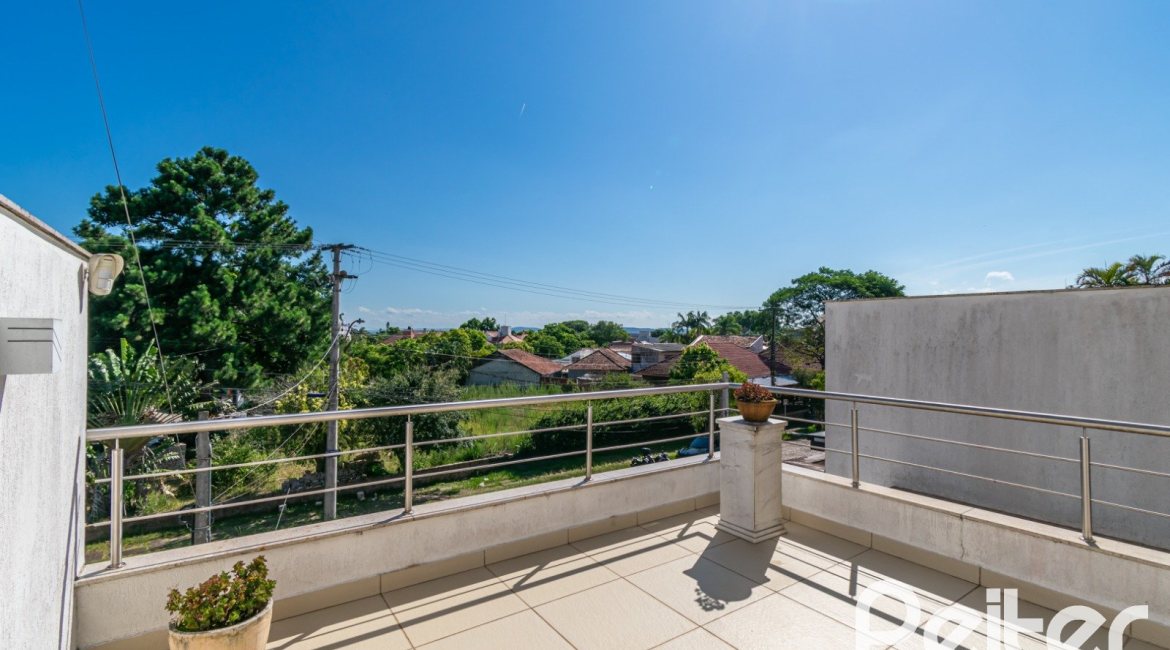 Casa à venda com 268m², 3 dormitórios, 3 suítes, 2 vagas, no bairro Vila Assunção em Porto Alegre