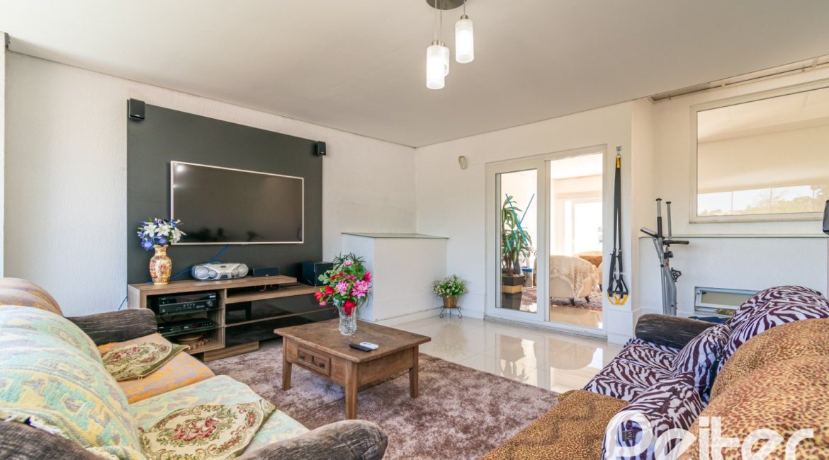 Casa à venda com 268m², 3 dormitórios, 3 suítes, 2 vagas, no bairro Vila Assunção em Porto Alegre