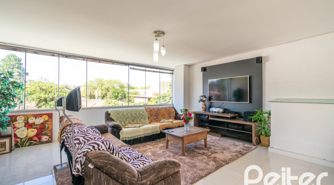 Casa à venda com 268m², 3 dormitórios, 3 suítes, 2 vagas, no bairro Vila Assunção em Porto Alegre