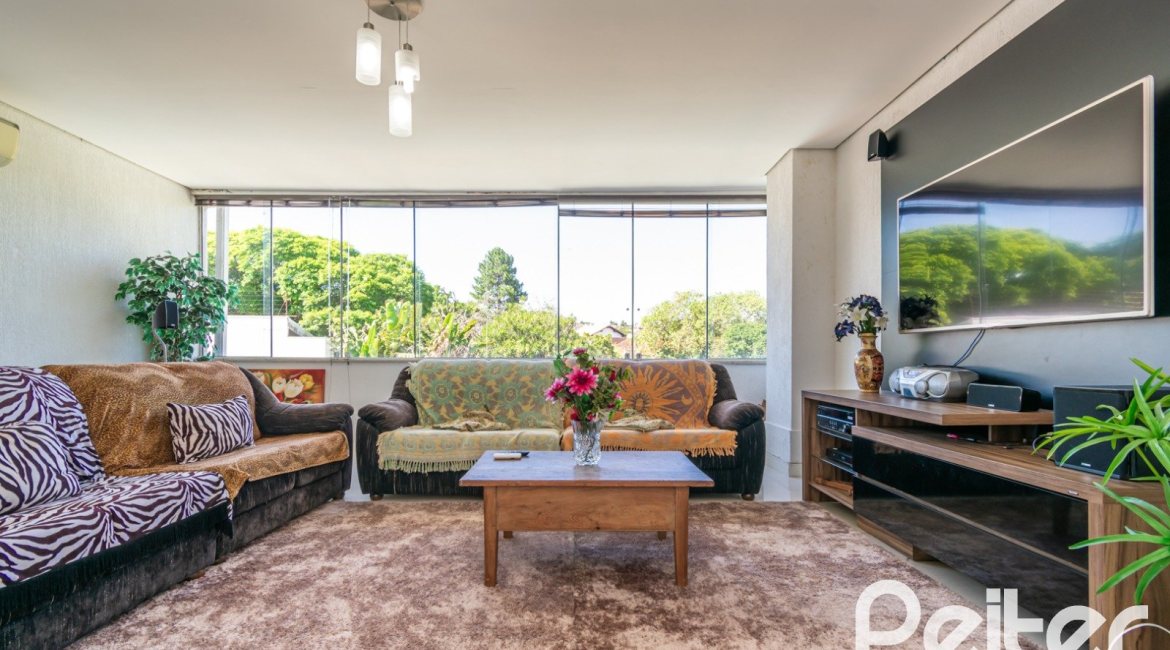 Casa à venda com 268m², 3 dormitórios, 3 suítes, 2 vagas, no bairro Vila Assunção em Porto Alegre