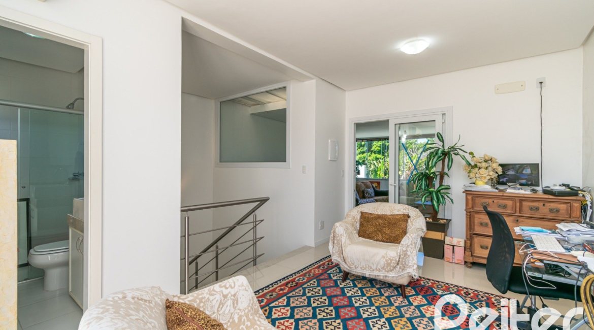 Casa à venda com 268m², 3 dormitórios, 3 suítes, 2 vagas, no bairro Vila Assunção em Porto Alegre