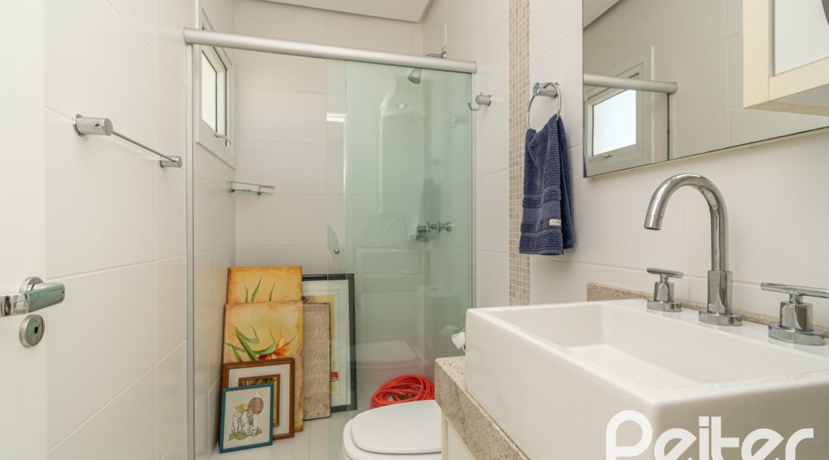 Casa à venda com 268m², 3 dormitórios, 3 suítes, 2 vagas, no bairro Vila Assunção em Porto Alegre