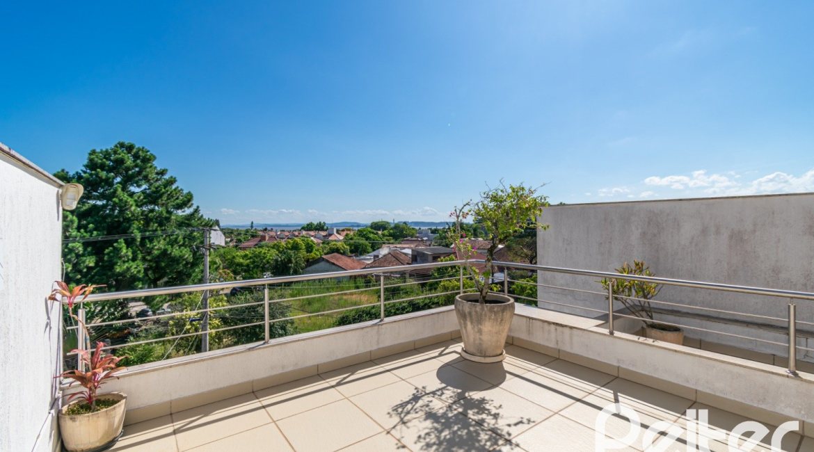 Casa à venda com 268m², 3 dormitórios, 3 suítes, 2 vagas, no bairro Vila Assunção em Porto Alegre