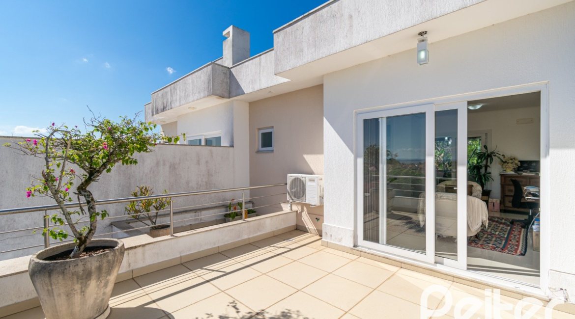 Casa à venda com 268m², 3 dormitórios, 3 suítes, 2 vagas, no bairro Vila Assunção em Porto Alegre