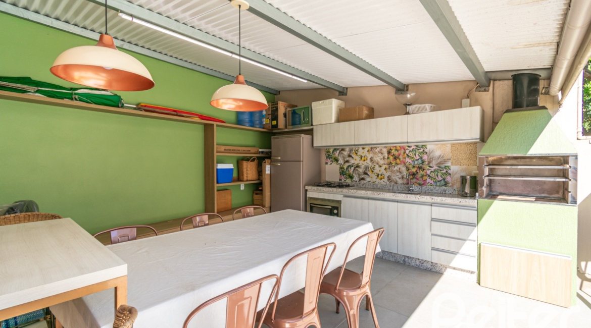 Casa à venda com 268m², 3 dormitórios, 3 suítes, 2 vagas, no bairro Vila Assunção em Porto Alegre