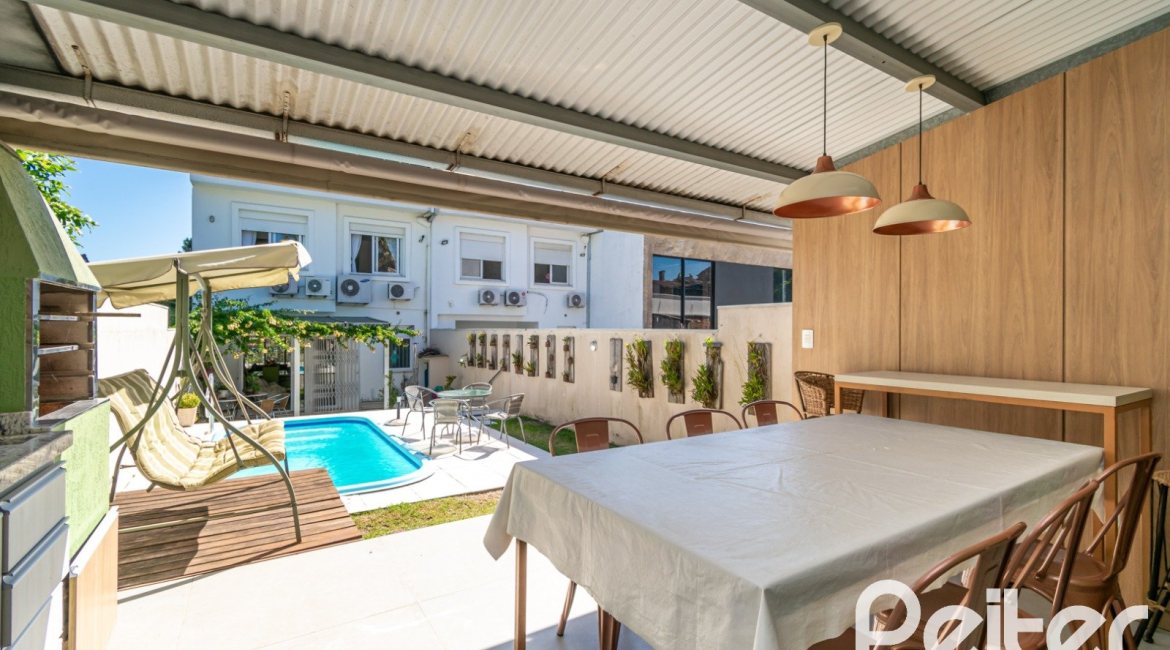 Casa à venda com 268m², 3 dormitórios, 3 suítes, 2 vagas, no bairro Vila Assunção em Porto Alegre