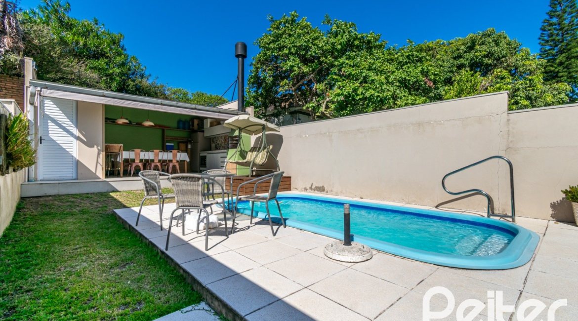 Casa à venda com 268m², 3 dormitórios, 3 suítes, 2 vagas, no bairro Vila Assunção em Porto Alegre