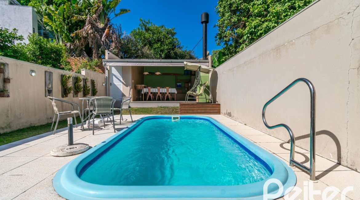 Casa à venda com 268m², 3 dormitórios, 3 suítes, 2 vagas, no bairro Vila Assunção em Porto Alegre