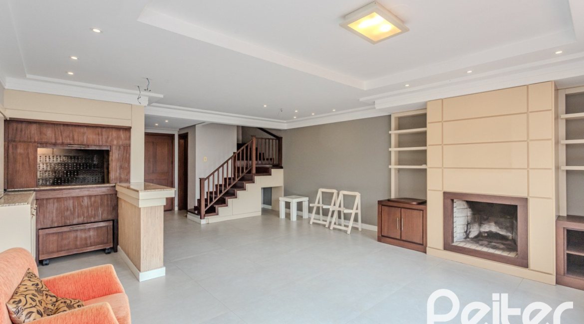 Casa em Condomínio à venda com 249m², 3 dormitórios, 1 suíte, 3 vagas, no bairro Vila Assunção em Porto Alegre