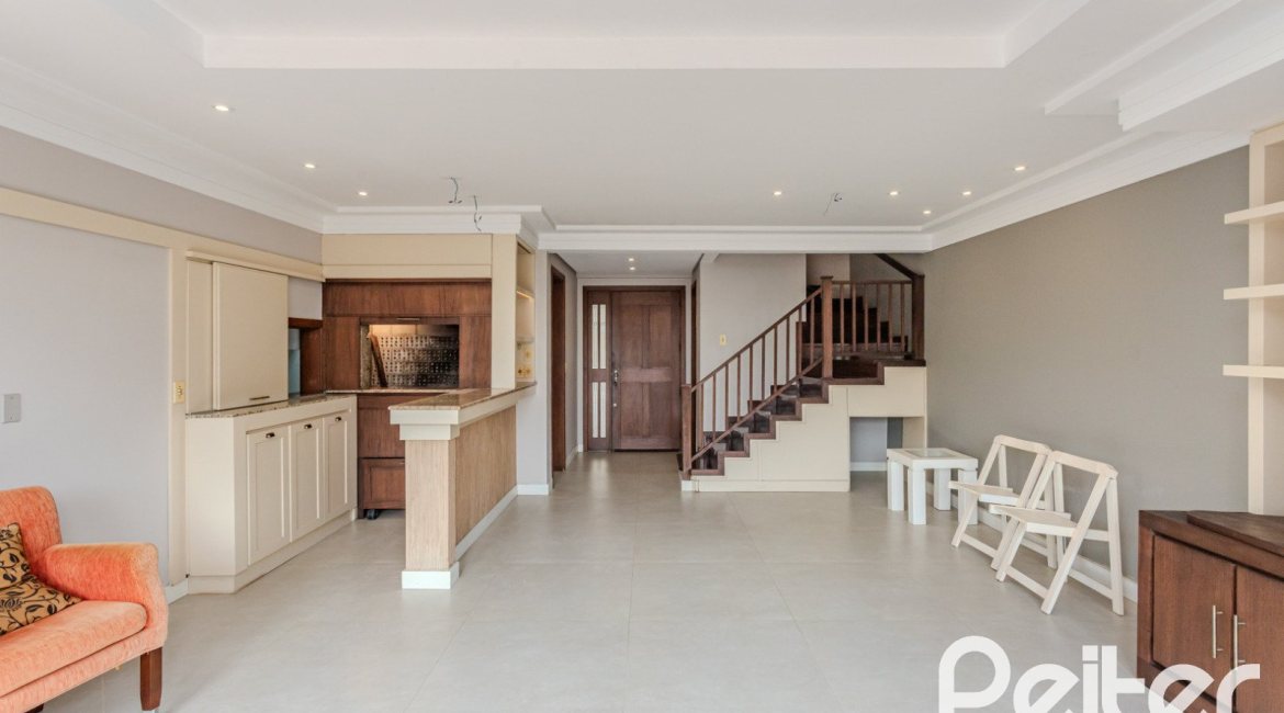 Casa em Condomínio à venda com 249m², 3 dormitórios, 1 suíte, 3 vagas, no bairro Vila Assunção em Porto Alegre