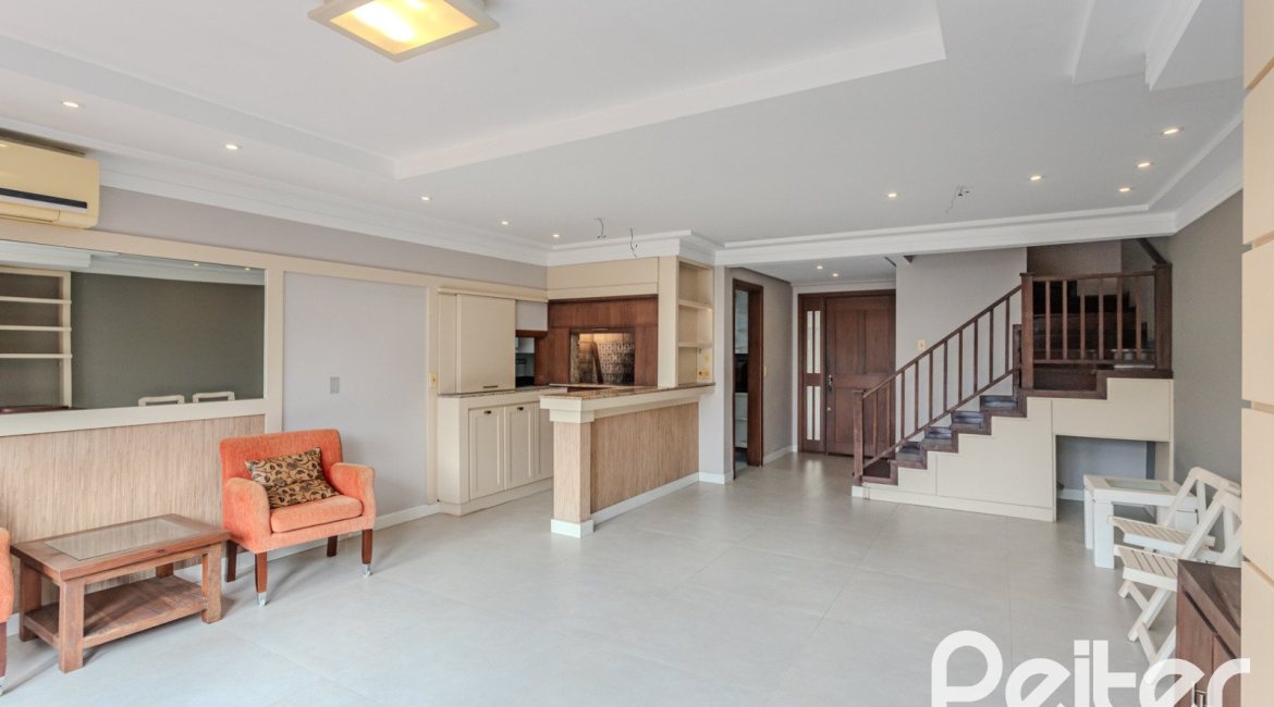 Casa em Condomínio à venda com 249m², 3 dormitórios, 1 suíte, 3 vagas, no bairro Vila Assunção em Porto Alegre