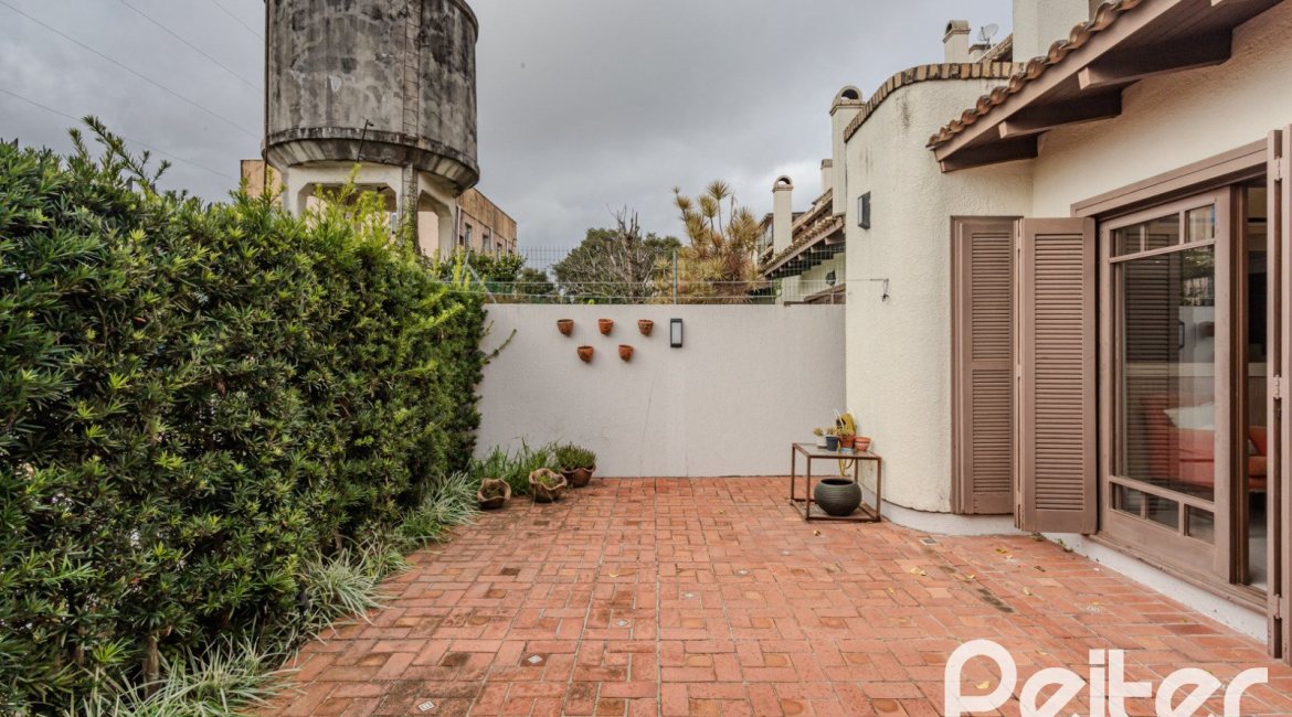 Casa em Condomínio à venda com 249m², 3 dormitórios, 1 suíte, 3 vagas, no bairro Vila Assunção em Porto Alegre