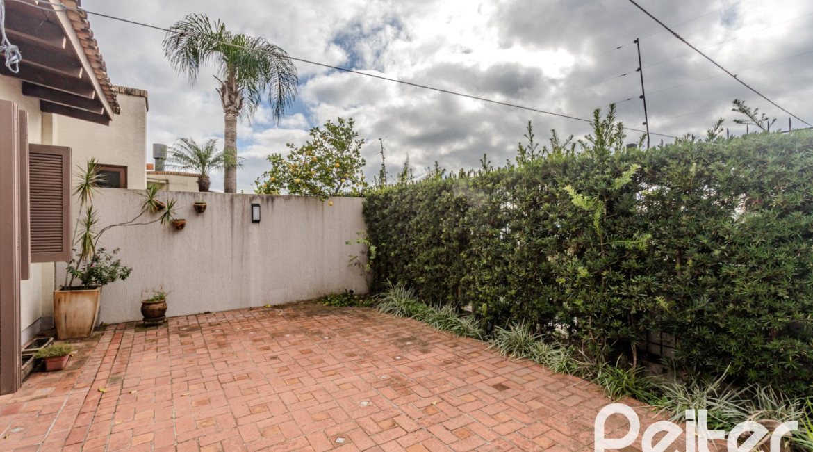 Casa em Condomínio à venda com 249m², 3 dormitórios, 1 suíte, 3 vagas, no bairro Vila Assunção em Porto Alegre