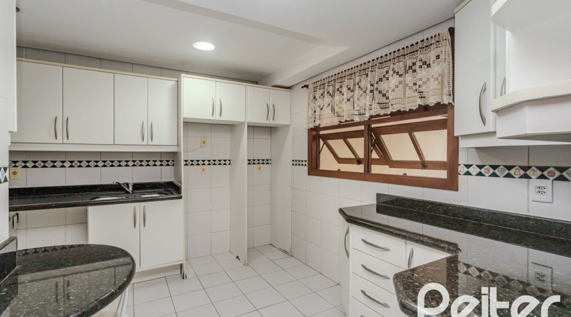 Casa em Condomínio à venda com 249m², 3 dormitórios, 1 suíte, 3 vagas, no bairro Vila Assunção em Porto Alegre