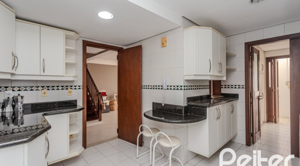Casa em Condomínio à venda com 249m², 3 dormitórios, 1 suíte, 3 vagas, no bairro Vila Assunção em Porto Alegre