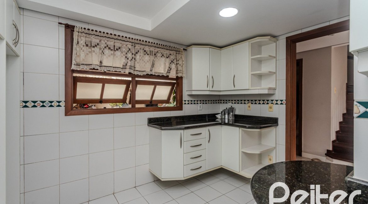 Casa em Condomínio à venda com 249m², 3 dormitórios, 1 suíte, 3 vagas, no bairro Vila Assunção em Porto Alegre