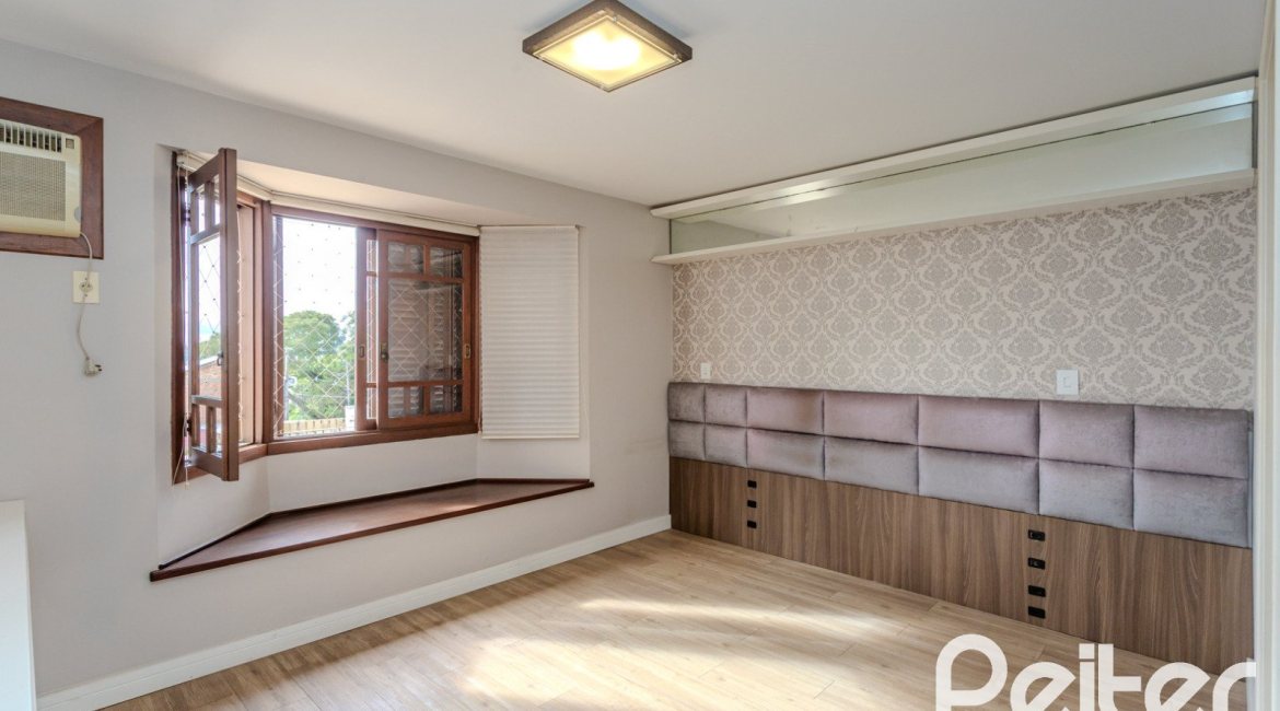 Casa em Condomínio à venda com 249m², 3 dormitórios, 1 suíte, 3 vagas, no bairro Vila Assunção em Porto Alegre