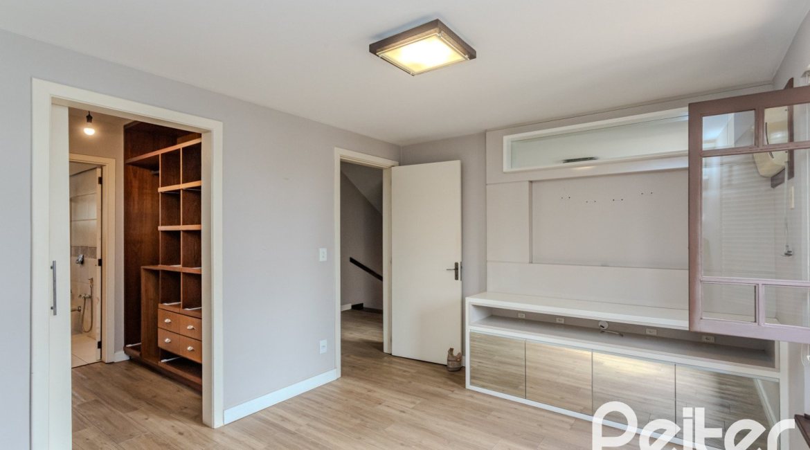 Casa em Condomínio à venda com 249m², 3 dormitórios, 1 suíte, 3 vagas, no bairro Vila Assunção em Porto Alegre