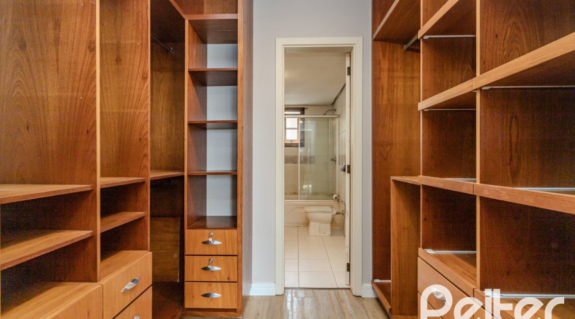 Casa em Condomínio à venda com 249m², 3 dormitórios, 1 suíte, 3 vagas, no bairro Vila Assunção em Porto Alegre