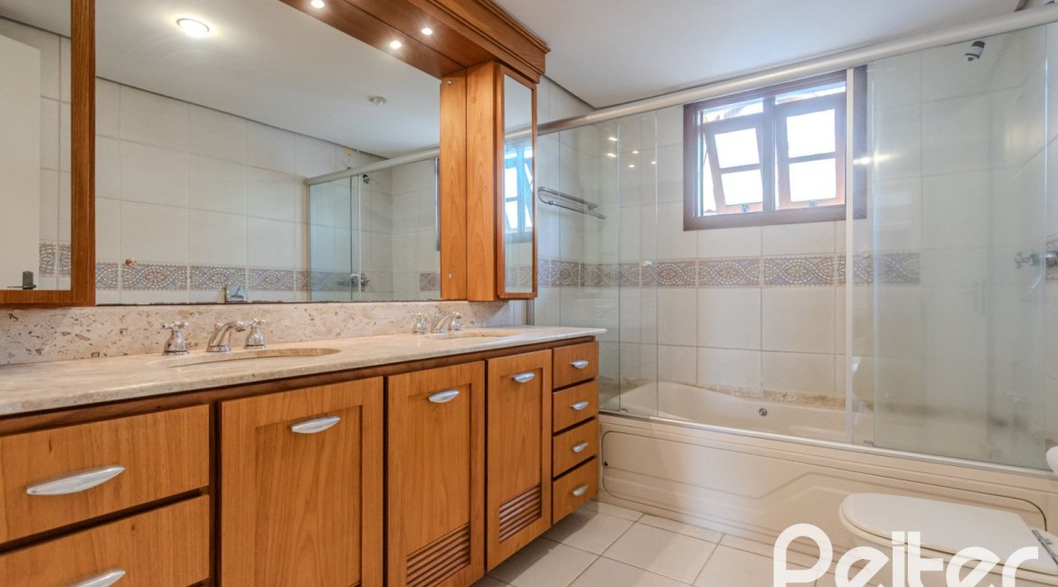 Casa em Condomínio à venda com 249m², 3 dormitórios, 1 suíte, 3 vagas, no bairro Vila Assunção em Porto Alegre