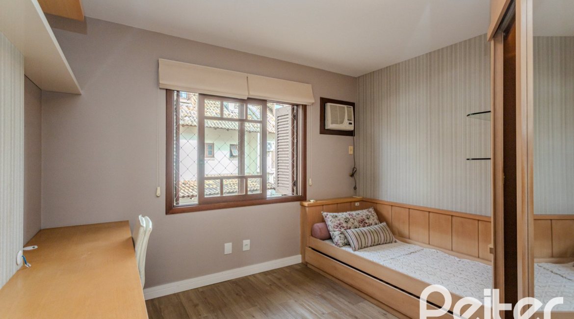 Casa em Condomínio à venda com 249m², 3 dormitórios, 1 suíte, 3 vagas, no bairro Vila Assunção em Porto Alegre