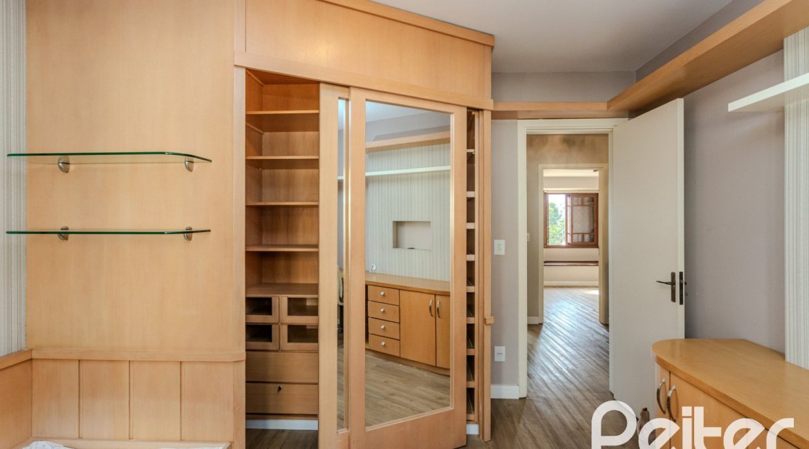 Casa em Condomínio à venda com 249m², 3 dormitórios, 1 suíte, 3 vagas, no bairro Vila Assunção em Porto Alegre
