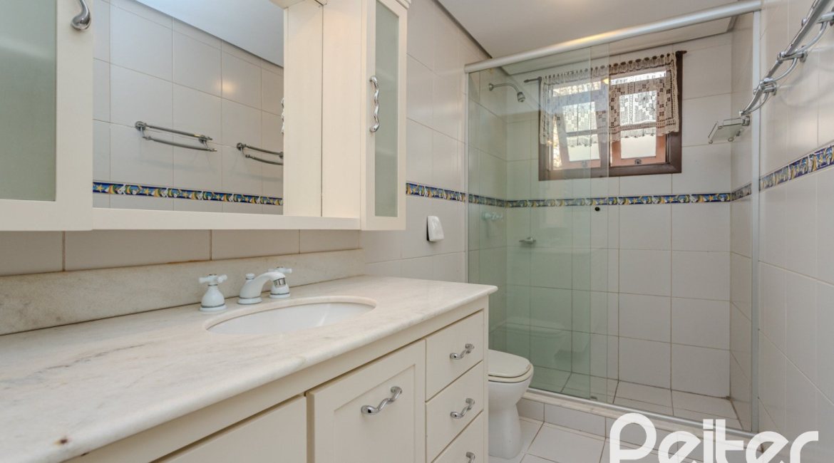 Casa em Condomínio à venda com 249m², 3 dormitórios, 1 suíte, 3 vagas, no bairro Vila Assunção em Porto Alegre