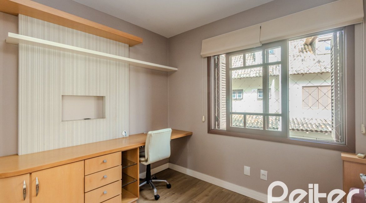 Casa em Condomínio à venda com 249m², 3 dormitórios, 1 suíte, 3 vagas, no bairro Vila Assunção em Porto Alegre