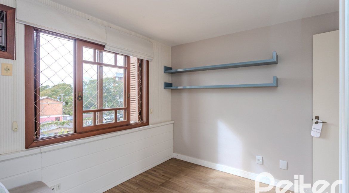 Casa em Condomínio à venda com 249m², 3 dormitórios, 1 suíte, 3 vagas, no bairro Vila Assunção em Porto Alegre