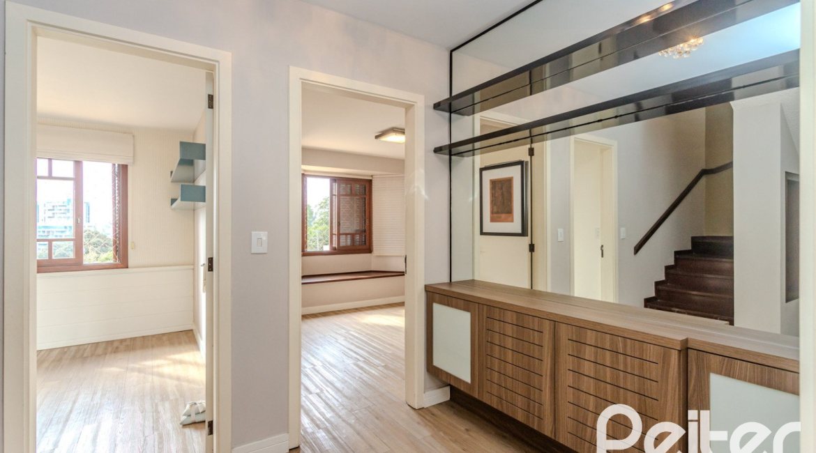 Casa em Condomínio à venda com 249m², 3 dormitórios, 1 suíte, 3 vagas, no bairro Vila Assunção em Porto Alegre