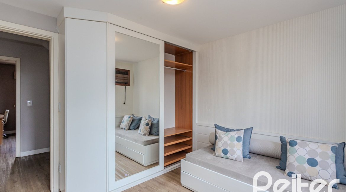 Casa em Condomínio à venda com 249m², 3 dormitórios, 1 suíte, 3 vagas, no bairro Vila Assunção em Porto Alegre
