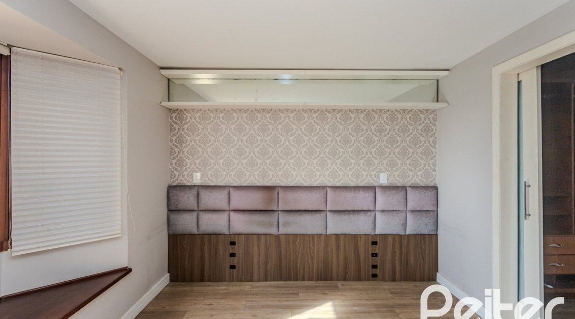 Casa em Condomínio à venda com 249m², 3 dormitórios, 1 suíte, 3 vagas, no bairro Vila Assunção em Porto Alegre
