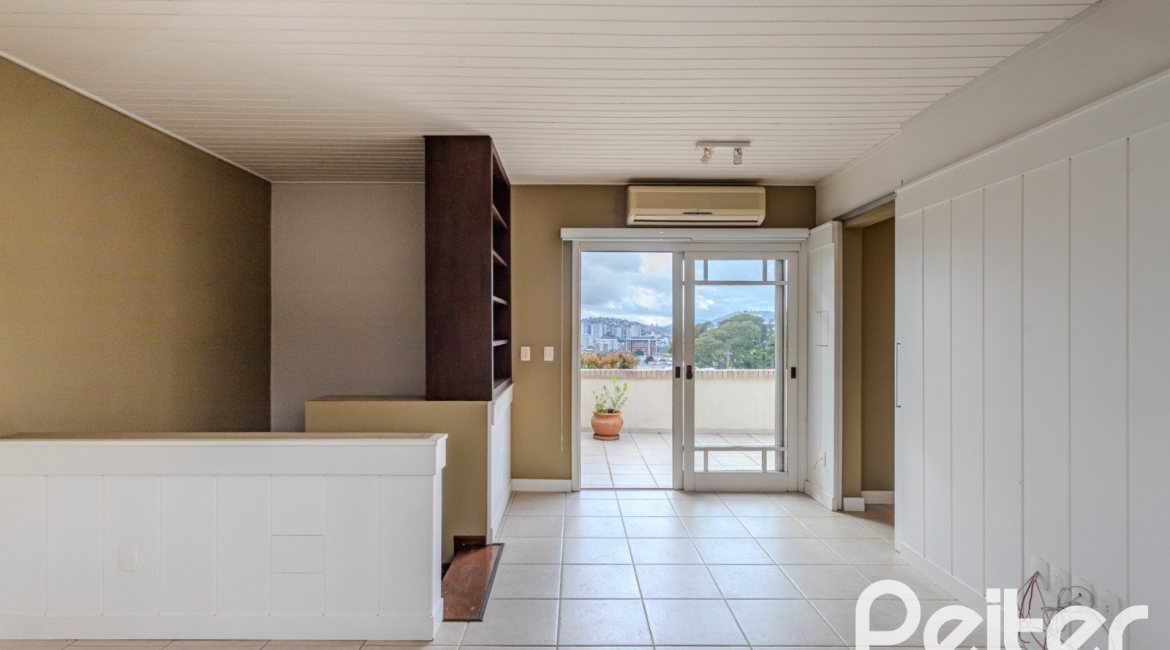Casa em Condomínio à venda com 249m², 3 dormitórios, 1 suíte, 3 vagas, no bairro Vila Assunção em Porto Alegre