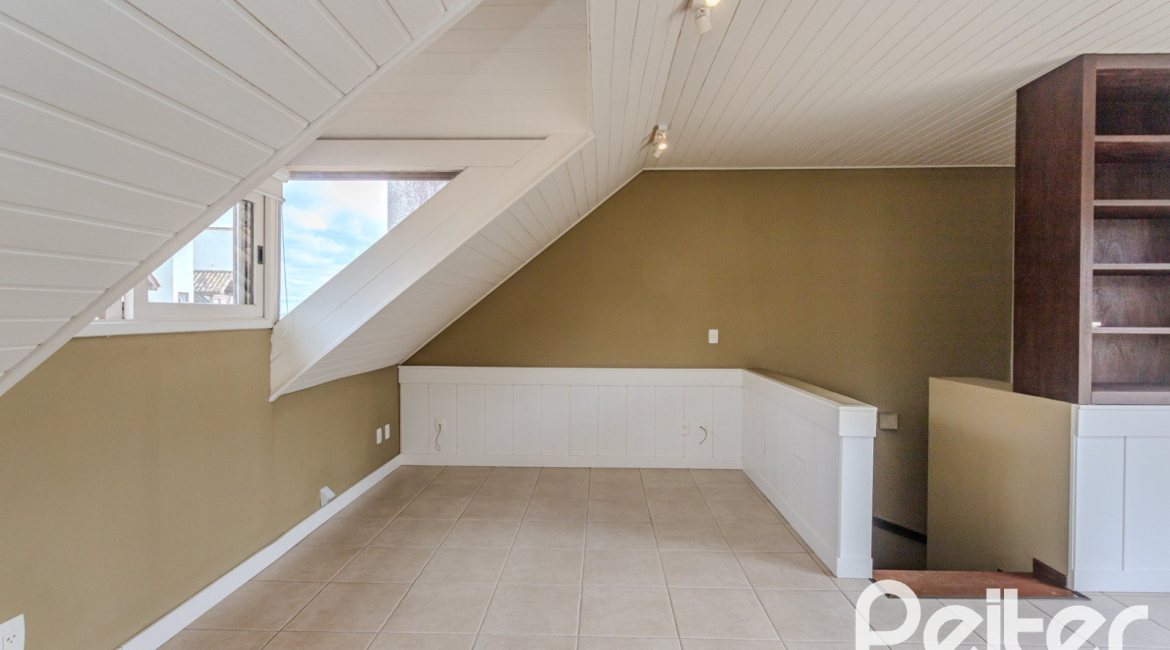 Casa em Condomínio à venda com 249m², 3 dormitórios, 1 suíte, 3 vagas, no bairro Vila Assunção em Porto Alegre