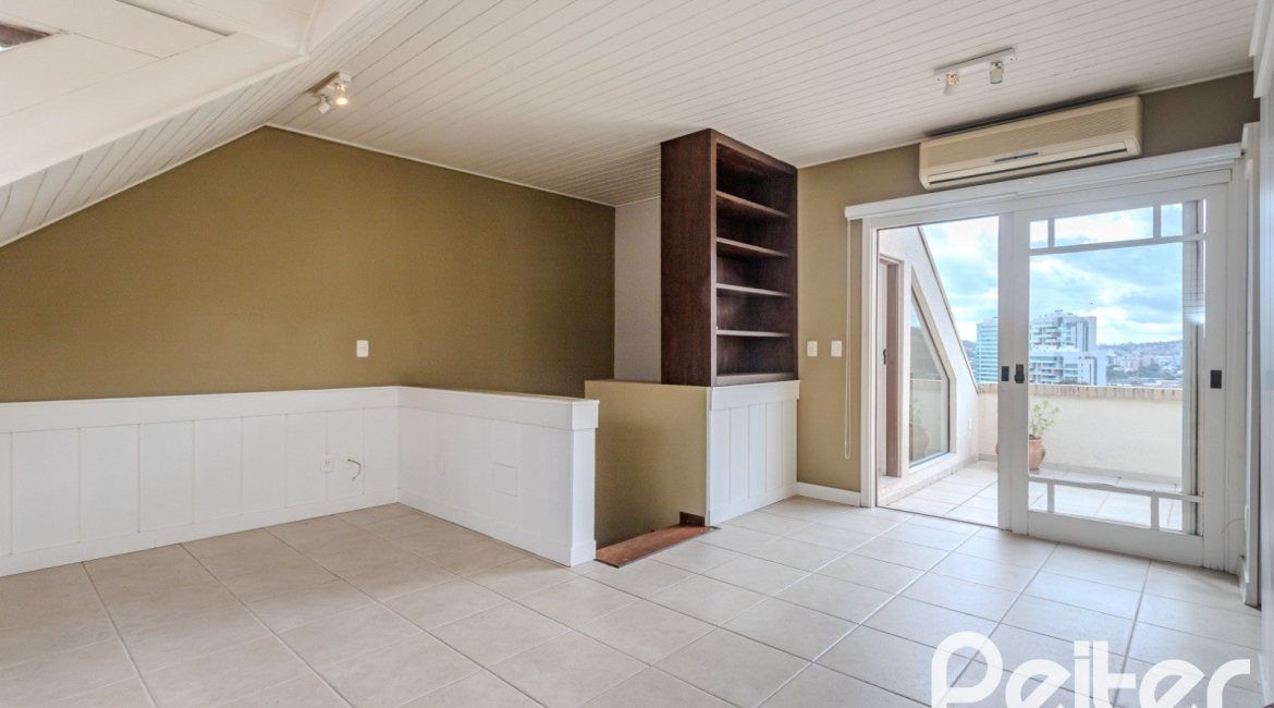 Casa em Condomínio à venda com 249m², 3 dormitórios, 1 suíte, 3 vagas, no bairro Vila Assunção em Porto Alegre