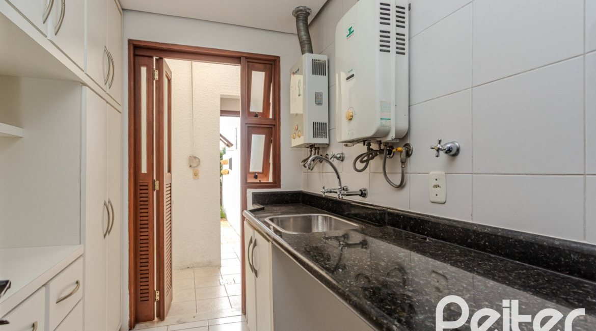 Casa em Condomínio à venda com 249m², 3 dormitórios, 1 suíte, 3 vagas, no bairro Vila Assunção em Porto Alegre