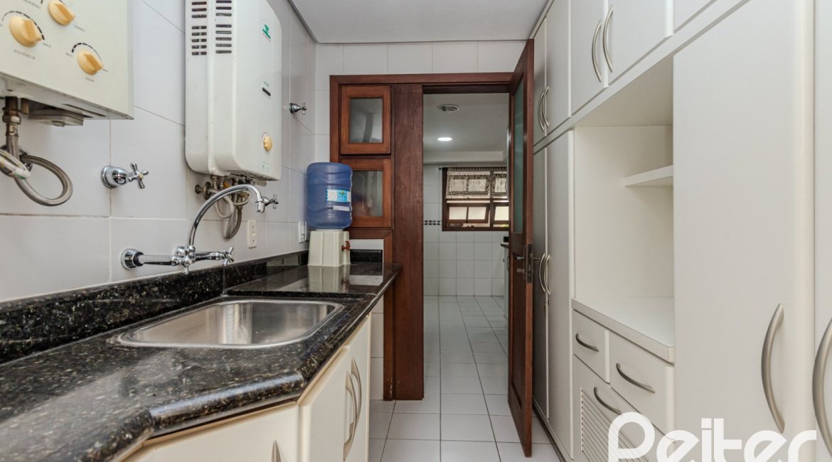 Casa em Condomínio à venda com 249m², 3 dormitórios, 1 suíte, 3 vagas, no bairro Vila Assunção em Porto Alegre