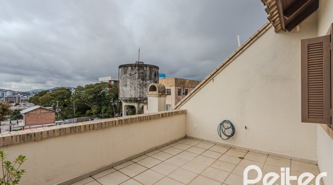 Casa em Condomínio à venda com 249m², 3 dormitórios, 1 suíte, 3 vagas, no bairro Vila Assunção em Porto Alegre