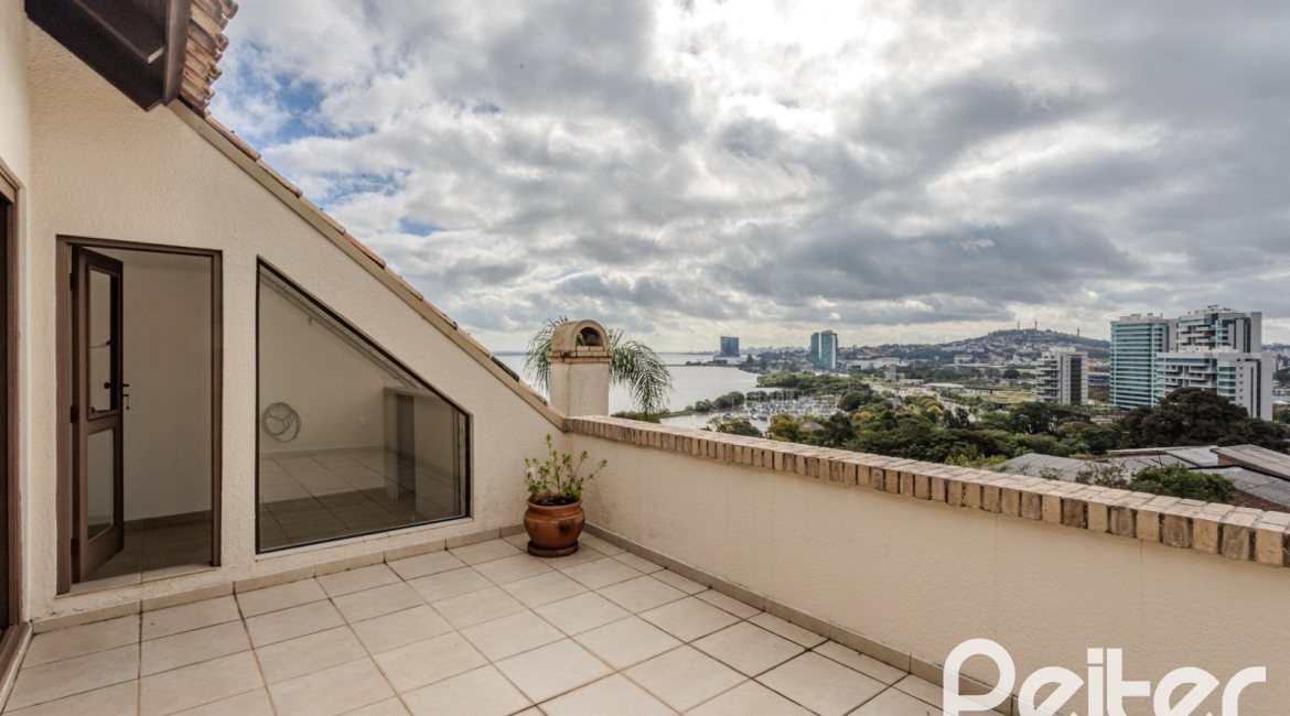 Casa em Condomínio à venda com 249m², 3 dormitórios, 1 suíte, 3 vagas, no bairro Vila Assunção em Porto Alegre