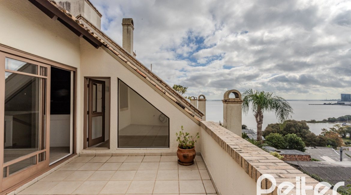 Casa em Condomínio à venda com 249m², 3 dormitórios, 1 suíte, 3 vagas, no bairro Vila Assunção em Porto Alegre