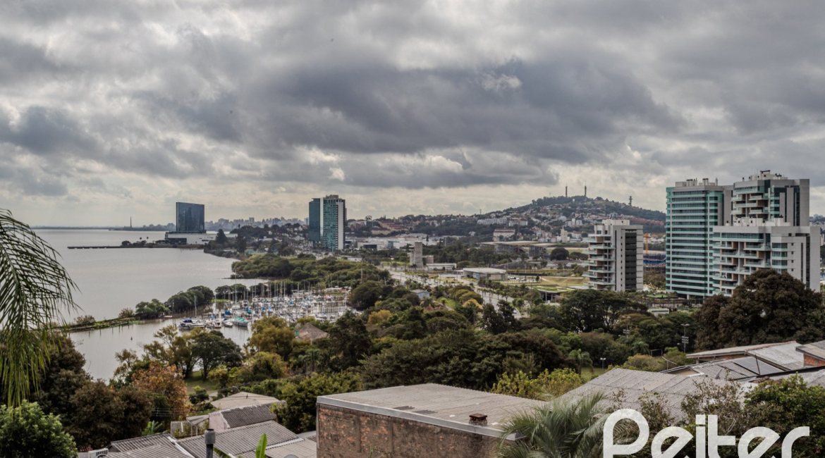 Casa em Condomínio à venda com 249m², 3 dormitórios, 1 suíte, 3 vagas, no bairro Vila Assunção em Porto Alegre