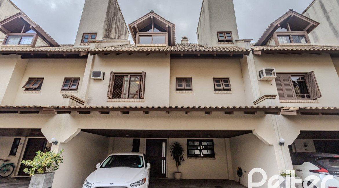 Casa em Condomínio à venda com 249m², 3 dormitórios, 1 suíte, 3 vagas, no bairro Vila Assunção em Porto Alegre